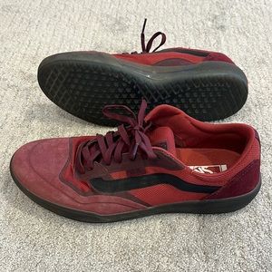 Vans men’s size 9.5. Maroon classic skate shoe.